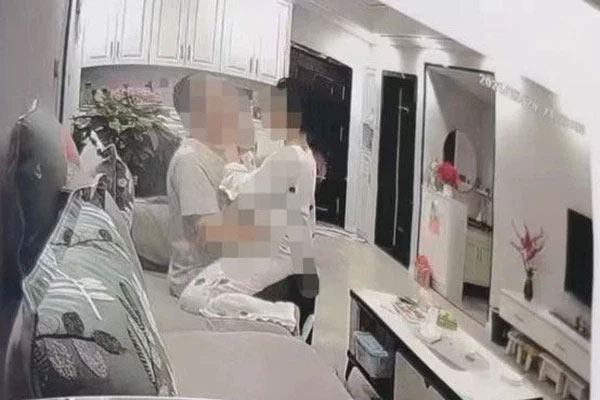Từ camera an ninh, ông chồng đi làm xa thấy vợ và nhân tình lao vào nhau” trên sofa và cái kết đắng cho đôi vụng trộm!-1