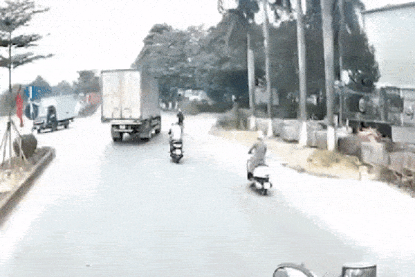 Bị xe tải cuốn vào gầm, người phụ nữ may mắn thoát nạn khó tin