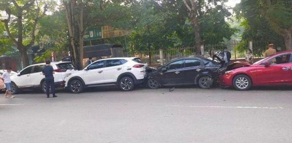 Nữ tài xế tông liên hoàn 5 ô tô trên đường-1