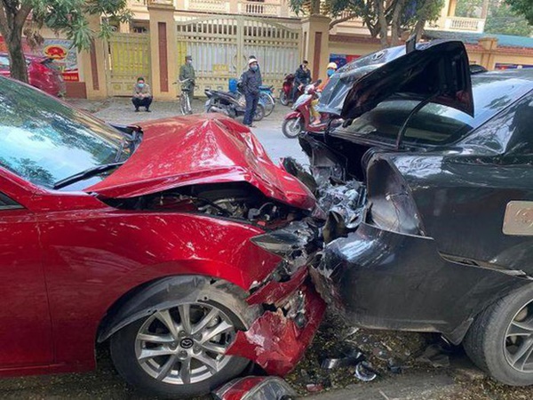 Nữ tài xế tông liên hoàn 5 ô tô trên đường-2