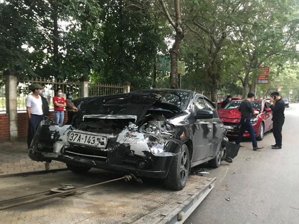 Nữ tài xế tông liên hoàn 5 ô tô trên đường-3