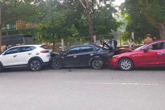 Nữ tài xế tông liên hoàn 5 ô tô trên đường