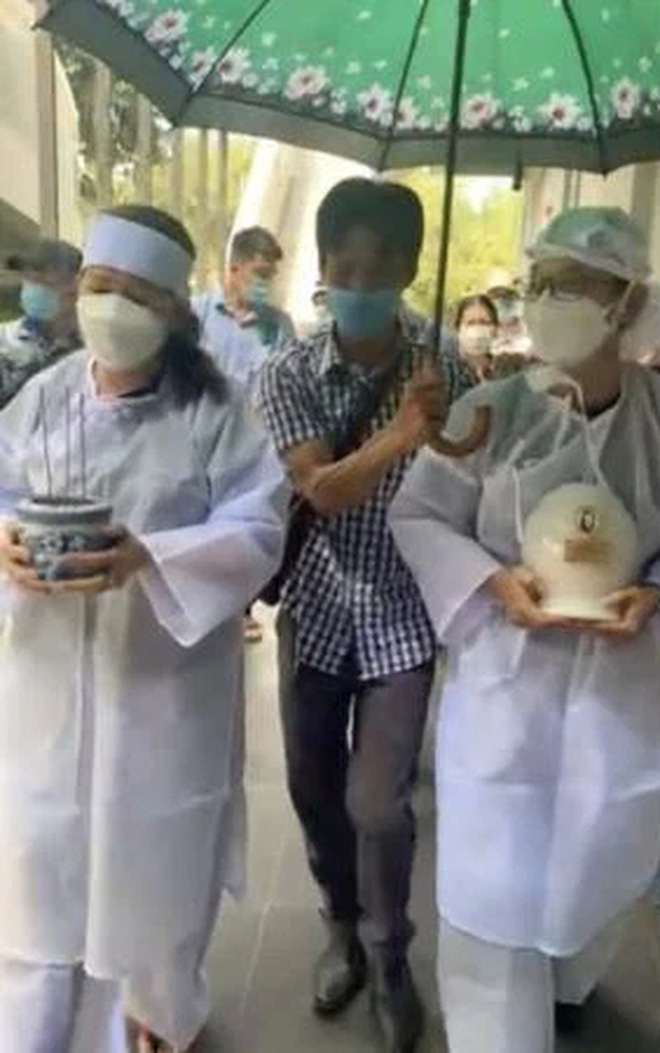 Tang lễ cố ca sĩ Ngô Quốc Linh: Tro cốt được đưa về nhà, nghẹn ngào hình ảnh vợ con oằn khóc tiễn biệt-2