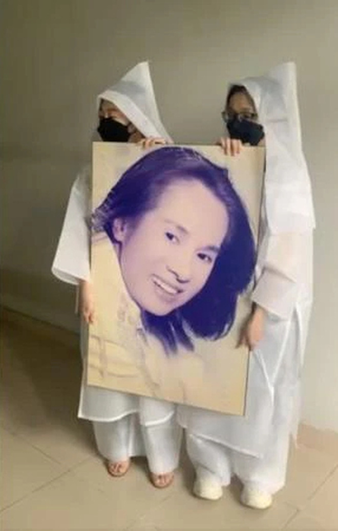 Tang lễ cố ca sĩ Ngô Quốc Linh: Tro cốt được đưa về nhà, nghẹn ngào hình ảnh vợ con oằn khóc tiễn biệt-3