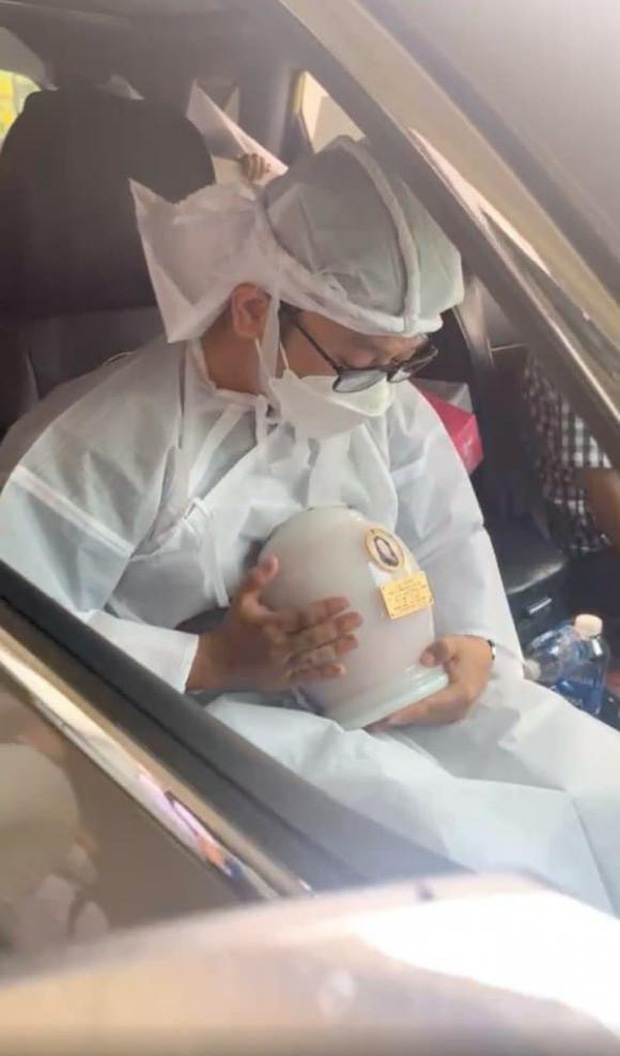 Tang lễ cố ca sĩ Ngô Quốc Linh: Tro cốt được đưa về nhà, nghẹn ngào hình ảnh vợ con oằn khóc tiễn biệt-1