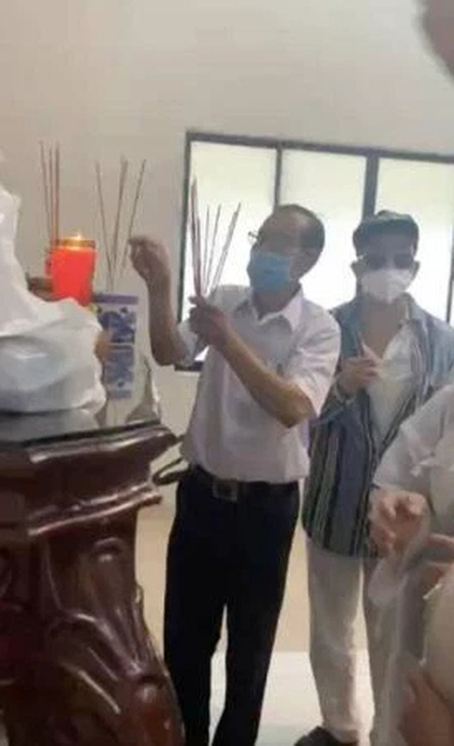 Tang lễ cố ca sĩ Ngô Quốc Linh: Tro cốt được đưa về nhà, nghẹn ngào hình ảnh vợ con oằn khóc tiễn biệt-4