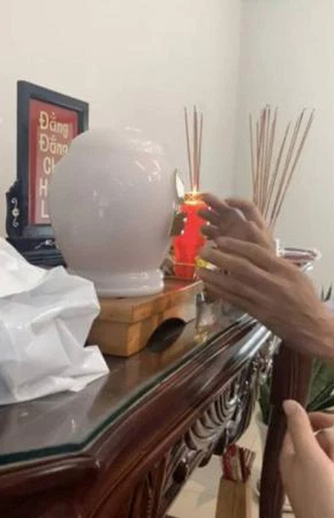 Tang lễ cố ca sĩ Ngô Quốc Linh: Tro cốt được đưa về nhà, nghẹn ngào hình ảnh vợ con oằn khóc tiễn biệt-5