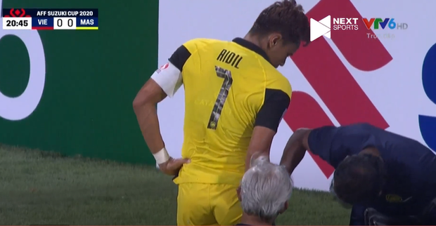 Kéo áo Công Phượng trong vòng cấm, đội trưởng Malaysia phải rời sân vì chấn thương-1