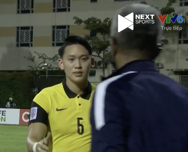 Kéo áo Công Phượng trong vòng cấm, đội trưởng Malaysia phải rời sân vì chấn thương-2