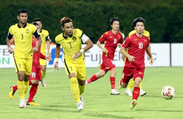 Kéo áo Công Phượng trong vòng cấm, đội trưởng Malaysia phải rời sân vì chấn thương-3