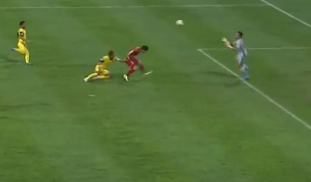 Kéo áo Công Phượng trong vòng cấm, đội trưởng Malaysia phải rời sân vì chấn thương-4