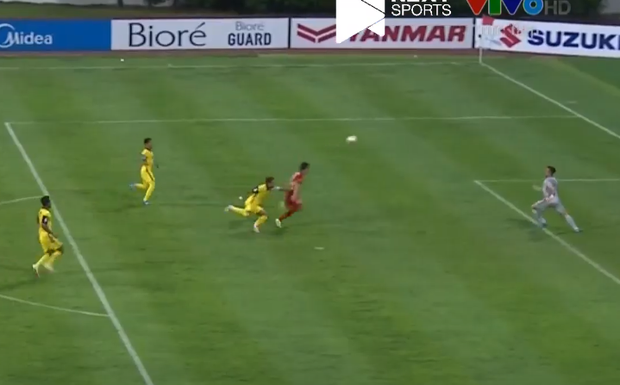 Kéo áo Công Phượng trong vòng cấm, đội trưởng Malaysia phải rời sân vì chấn thương-5