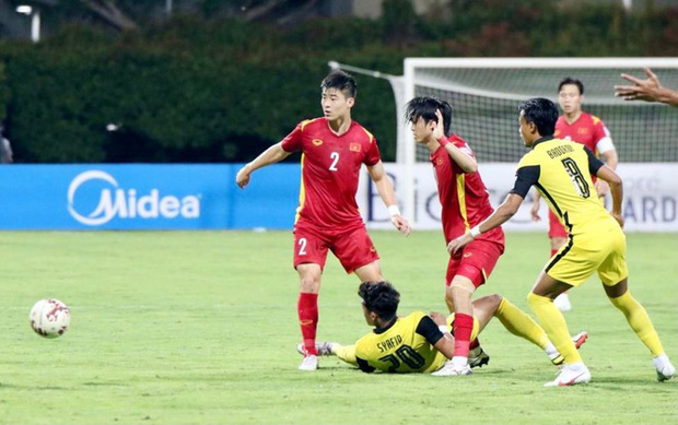 Kéo áo Công Phượng trong vòng cấm, đội trưởng Malaysia phải rời sân vì chấn thương-6