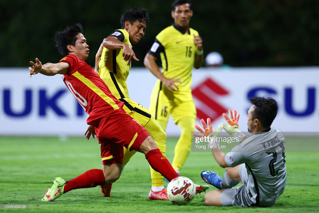Kéo áo Công Phượng trong vòng cấm, đội trưởng Malaysia phải rời sân vì chấn thương-7