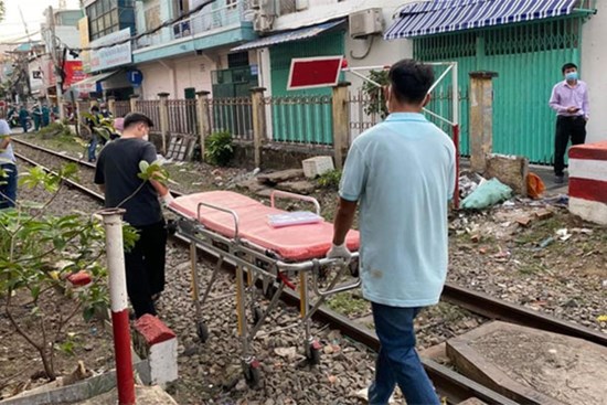 Clip: Người phụ nữ bất ngờ lao vào đầu tàu hỏa đang chạy, nhân viên gác tàu bàng hoàng ngã quỵ xuống đường