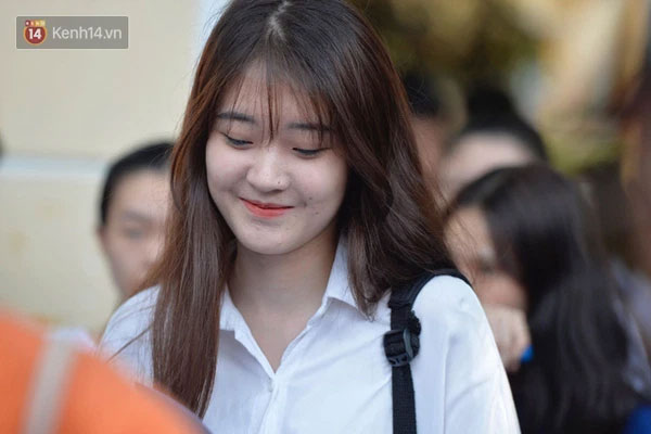 Học sinh lớp 9, 12 ở TP.HCM trở lại trường sau hơn 7 tháng ở nhà: Có bảng tên mới, nhận lớp ngỡ như ngày đầu tiên đi học-19