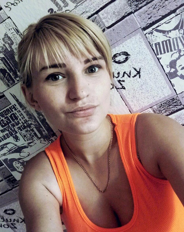 Mẹ nhốt 2 con nhỏ trong phòng đến chết để đi tung tăng cùng bạn trai, lời kể về nụ cười rợn người của kẻ thủ ác trước tòa gây run sợ-1