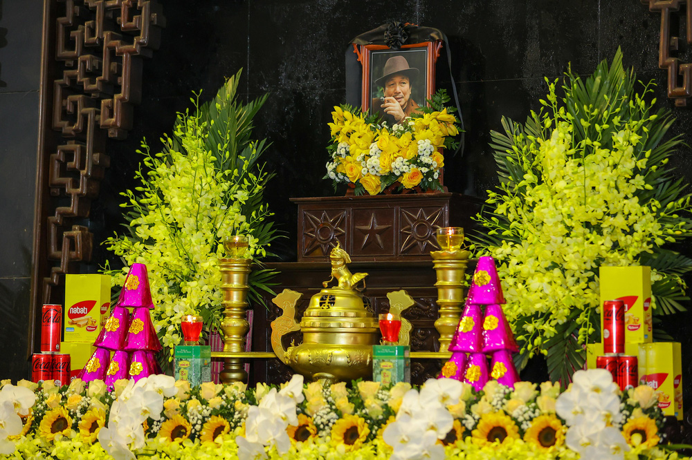 Cập nhật tang lễ nhạc sĩ Phú Quang:  Con trai ôm chặt di ảnh bố, linh cữu được đưa đi, dàn sao Vbiz nghẹn ngào đến viếng-27