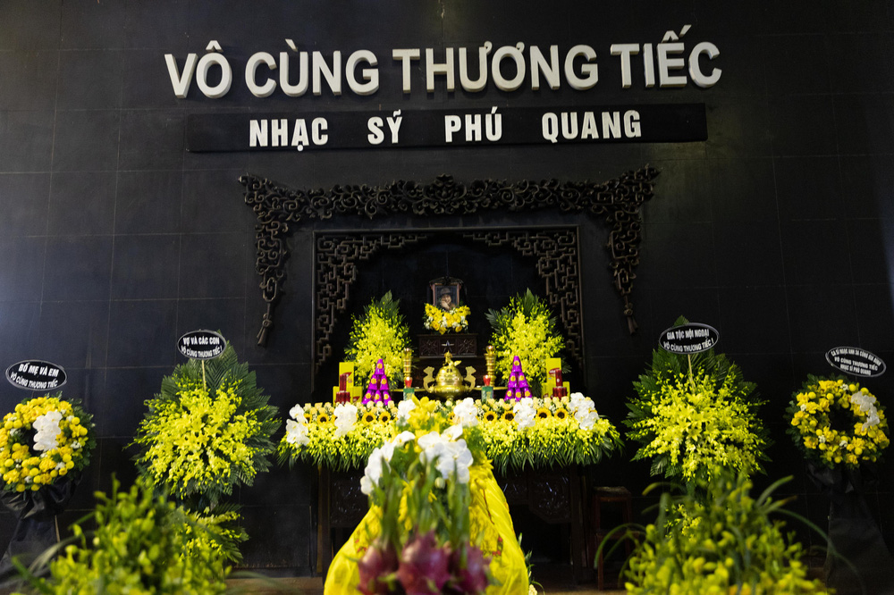 Cập nhật tang lễ nhạc sĩ Phú Quang:  Con trai ôm chặt di ảnh bố, linh cữu được đưa đi, dàn sao Vbiz nghẹn ngào đến viếng-28