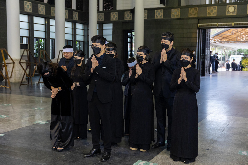 Cập nhật tang lễ nhạc sĩ Phú Quang:  Con trai ôm chặt di ảnh bố, linh cữu được đưa đi, dàn sao Vbiz nghẹn ngào đến viếng-30