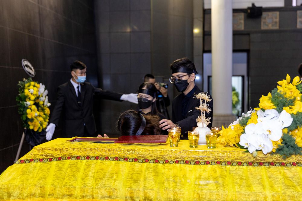 Cập nhật tang lễ nhạc sĩ Phú Quang:  Con trai ôm chặt di ảnh bố, linh cữu được đưa đi, dàn sao Vbiz nghẹn ngào đến viếng-31