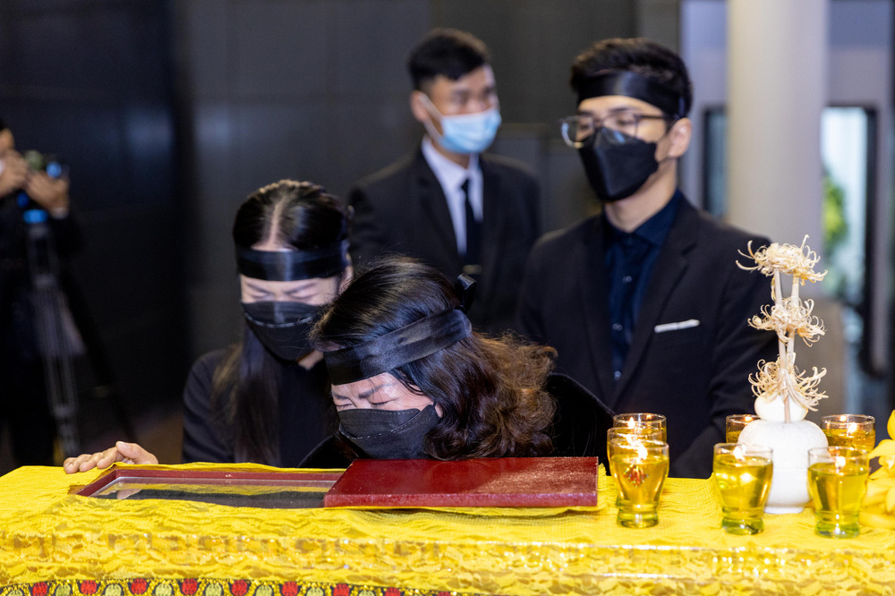 Cập nhật tang lễ nhạc sĩ Phú Quang:  Con trai ôm chặt di ảnh bố, linh cữu được đưa đi, dàn sao Vbiz nghẹn ngào đến viếng-32