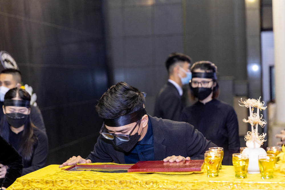 Cập nhật tang lễ nhạc sĩ Phú Quang:  Con trai ôm chặt di ảnh bố, linh cữu được đưa đi, dàn sao Vbiz nghẹn ngào đến viếng-35