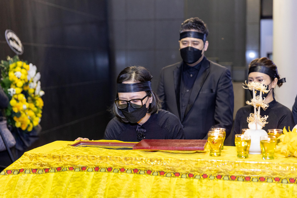 Cập nhật tang lễ nhạc sĩ Phú Quang:  Con trai ôm chặt di ảnh bố, linh cữu được đưa đi, dàn sao Vbiz nghẹn ngào đến viếng-33