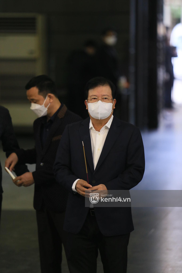 Cập nhật tang lễ nhạc sĩ Phú Quang:  Con trai ôm chặt di ảnh bố, linh cữu được đưa đi, dàn sao Vbiz nghẹn ngào đến viếng-25