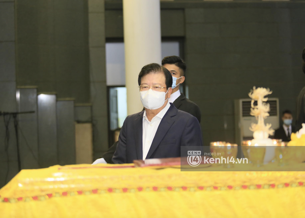 Cập nhật tang lễ nhạc sĩ Phú Quang:  Con trai ôm chặt di ảnh bố, linh cữu được đưa đi, dàn sao Vbiz nghẹn ngào đến viếng-26