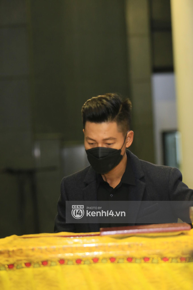 Cập nhật tang lễ nhạc sĩ Phú Quang:  Con trai ôm chặt di ảnh bố, linh cữu được đưa đi, dàn sao Vbiz nghẹn ngào đến viếng-20