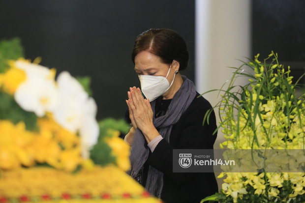 Cập nhật tang lễ nhạc sĩ Phú Quang:  Con trai ôm chặt di ảnh bố, linh cữu được đưa đi, dàn sao Vbiz nghẹn ngào đến viếng-22