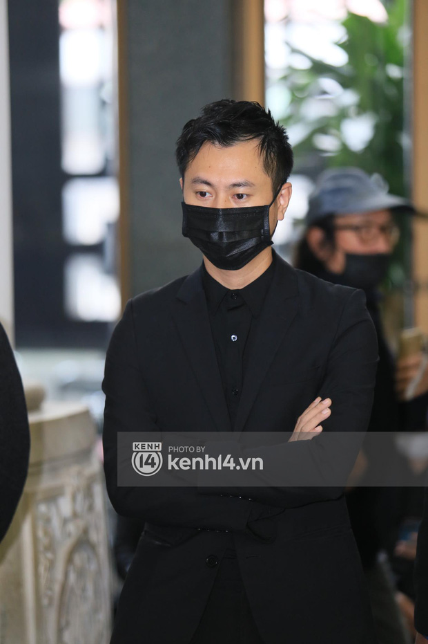 Cập nhật tang lễ nhạc sĩ Phú Quang:  Con trai ôm chặt di ảnh bố, linh cữu được đưa đi, dàn sao Vbiz nghẹn ngào đến viếng-23