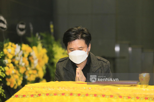 Cập nhật tang lễ nhạc sĩ Phú Quang:  Con trai ôm chặt di ảnh bố, linh cữu được đưa đi, dàn sao Vbiz nghẹn ngào đến viếng-24
