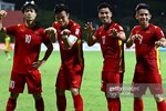 HLV Kiatisuk mặc áo đội tuyển Việt Nam mừng trò cưng Công Phượng lập siêu phẩm-3