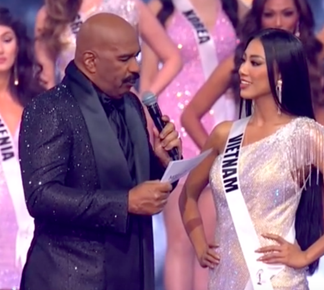 Miss Universe sơ sẩy để sai tên Kim Duyên trên màn hình trong suốt đêm chung kết-4