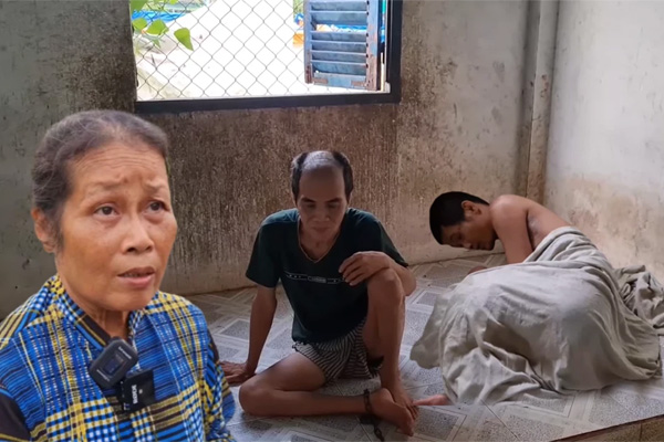 Clip phụ xe buýt bị đối tượng cầm bình cứu hỏa phang tới tấp, ẩu đả giữa phố Hà Nội-2