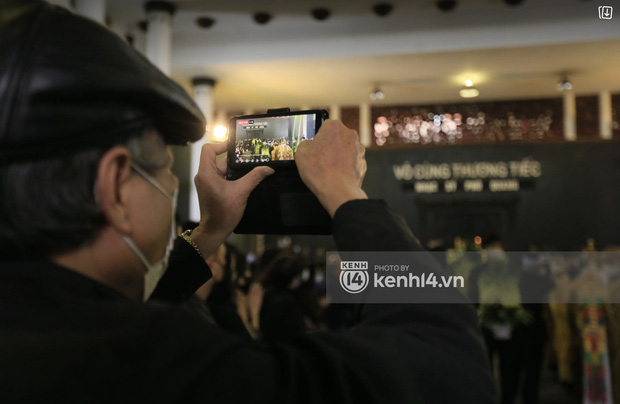 Cập nhật tang lễ nhạc sĩ Phú Quang:  Con trai ôm chặt di ảnh bố, linh cữu được đưa đi, dàn sao Vbiz nghẹn ngào đến viếng-4