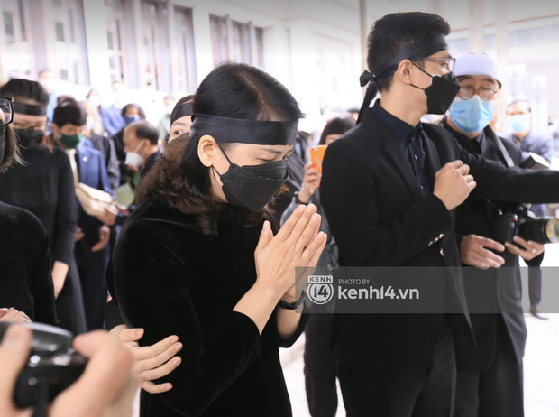 Cập nhật tang lễ nhạc sĩ Phú Quang:  Con trai ôm chặt di ảnh bố, linh cữu được đưa đi, dàn sao Vbiz nghẹn ngào đến viếng-5