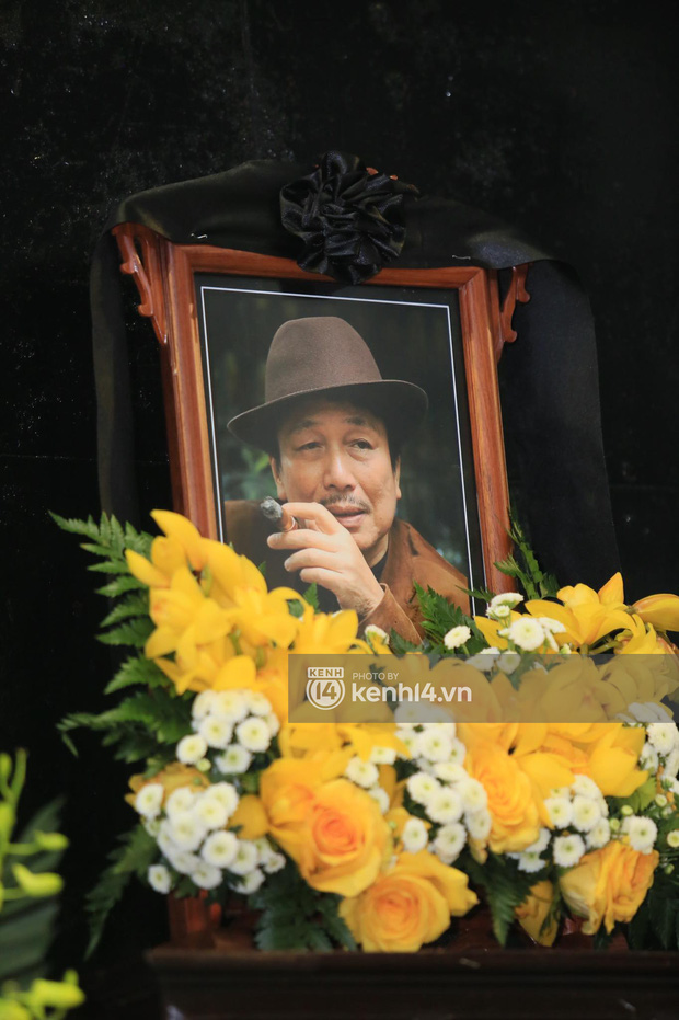 Cập nhật tang lễ nhạc sĩ Phú Quang:  Con trai ôm chặt di ảnh bố, linh cữu được đưa đi, dàn sao Vbiz nghẹn ngào đến viếng-8