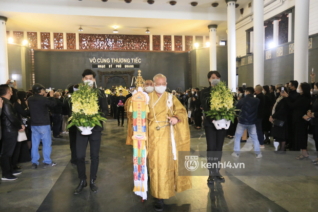 Cập nhật tang lễ nhạc sĩ Phú Quang:  Con trai ôm chặt di ảnh bố, linh cữu được đưa đi, dàn sao Vbiz nghẹn ngào đến viếng-3
