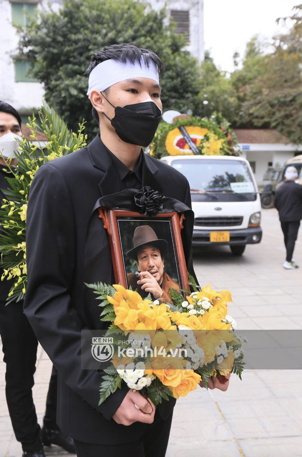 Cập nhật tang lễ nhạc sĩ Phú Quang:  Con trai ôm chặt di ảnh bố, linh cữu được đưa đi, dàn sao Vbiz nghẹn ngào đến viếng-2