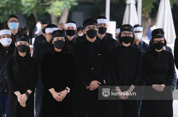 Cập nhật tang lễ nhạc sĩ Phú Quang:  Con trai ôm chặt di ảnh bố, linh cữu được đưa đi, dàn sao Vbiz nghẹn ngào đến viếng-1