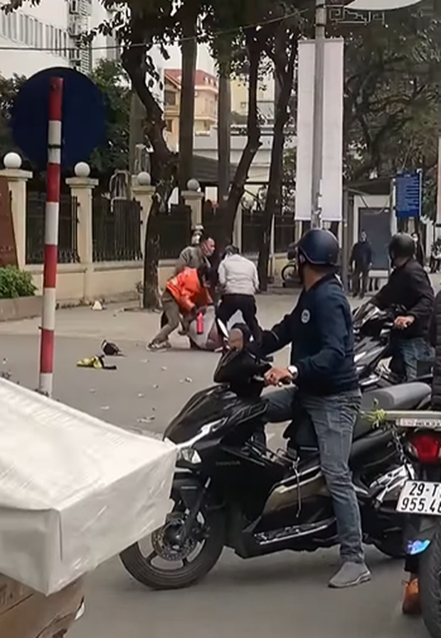 Clip phụ xe buýt bị đối tượng cầm bình cứu hỏa phang tới tấp, ẩu đả giữa phố Hà Nội-1