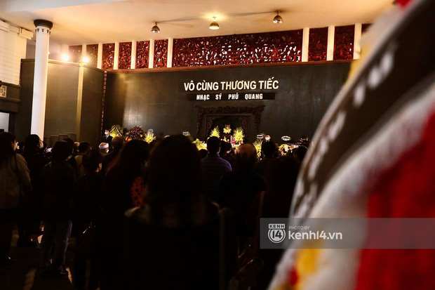 Cập nhật tang lễ nhạc sĩ Phú Quang:  Con trai ôm chặt di ảnh bố, linh cữu được đưa đi, dàn sao Vbiz nghẹn ngào đến viếng-11