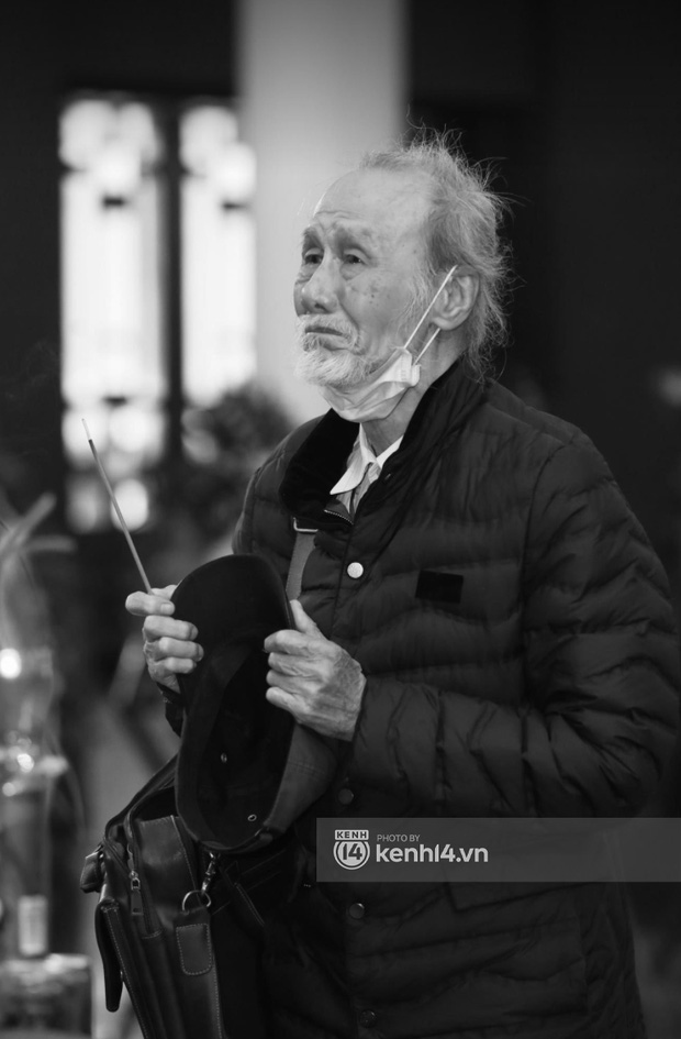 Cập nhật tang lễ nhạc sĩ Phú Quang:  Con trai ôm chặt di ảnh bố, linh cữu được đưa đi, dàn sao Vbiz nghẹn ngào đến viếng-12