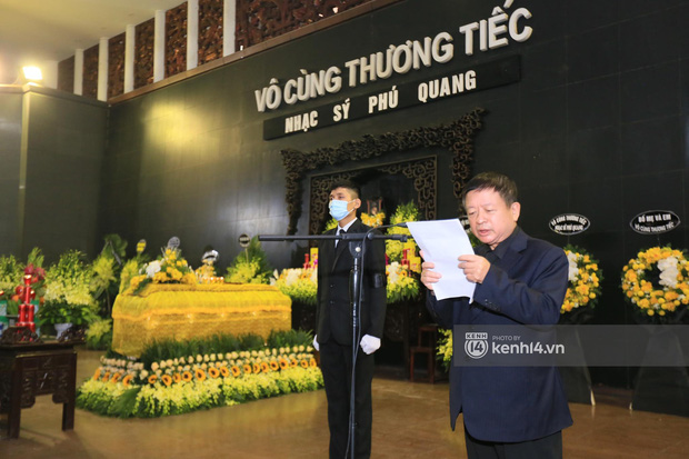 Cập nhật tang lễ nhạc sĩ Phú Quang:  Con trai ôm chặt di ảnh bố, linh cữu được đưa đi, dàn sao Vbiz nghẹn ngào đến viếng-10