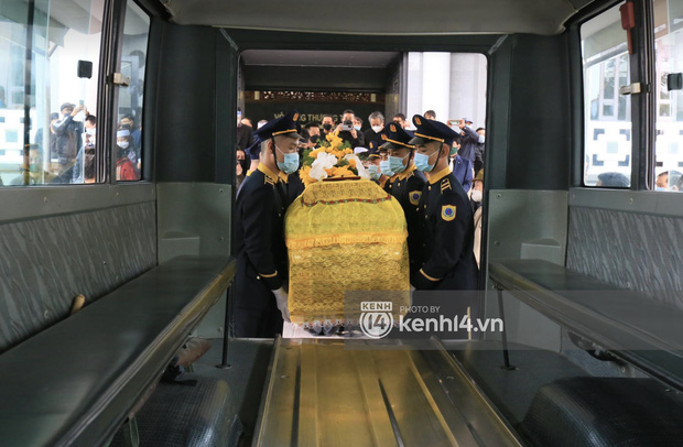 Cập nhật tang lễ nhạc sĩ Phú Quang:  Con trai ôm chặt di ảnh bố, linh cữu được đưa đi, dàn sao Vbiz nghẹn ngào đến viếng-6