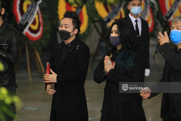 Cập nhật tang lễ nhạc sĩ Phú Quang:  Con trai ôm chặt di ảnh bố, linh cữu được đưa đi, dàn sao Vbiz nghẹn ngào đến viếng-19