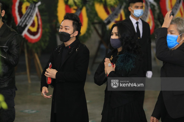 Cập nhật tang lễ nhạc sĩ Phú Quang:  Con trai ôm chặt di ảnh bố, linh cữu được đưa đi, dàn sao Vbiz nghẹn ngào đến viếng-18